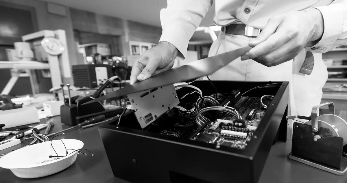 装置内部を調整する技術者