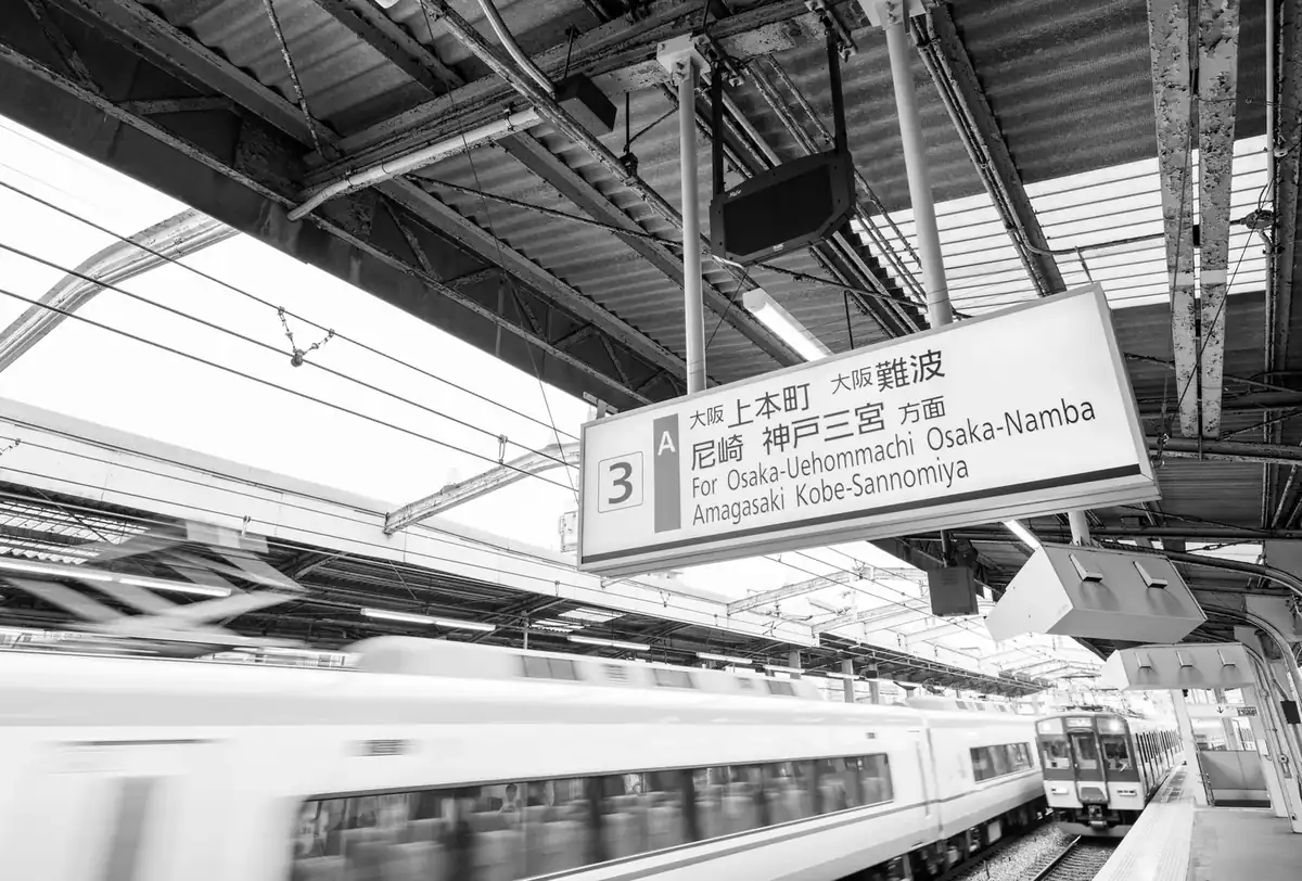 駅ホームと列車